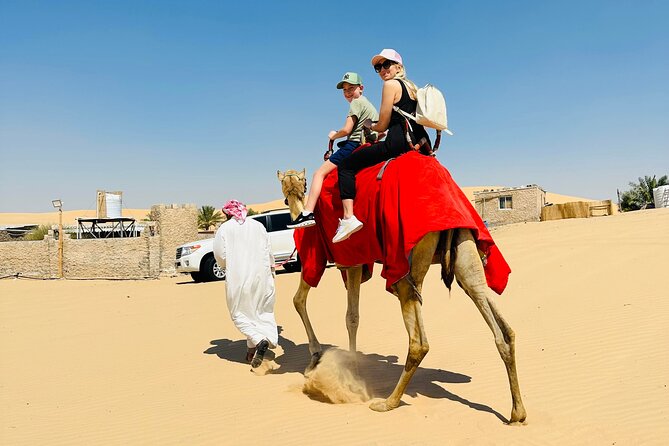 Abu Dhabi: 4x4 Desert Safari and Sandboarding. - BBQ dinner and live entertainment