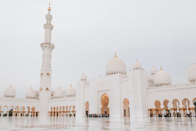 Abu Dhabi Half Day City Tour Sharing Experience - Abu Dhabi Dates Market: a short stop with a local flavor
