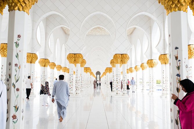 Abu Dhabi Mosque and Entry ticket to Warner Bros from Dubai - How the audio guidance changes the experience