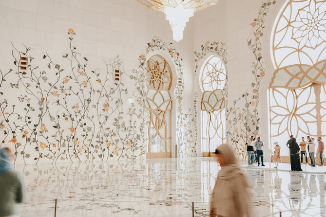 Abu Dhabi Sheikh Zayed Grand Mosque Private Tour - The guides: friendly service, with different styles