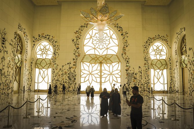 Abu Dhabi Sheikh Zayed Mosque Half-Day Guided Tour from Dubai - What the guide adds to the experience