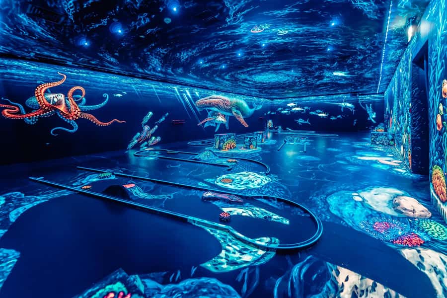 Dubai: 3D Glow-in-the-Dark Blacklight Mini Golf Experience - What playing the course is actually like