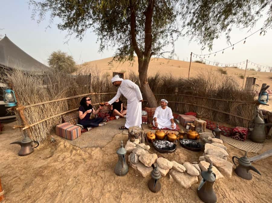 Dubai: Al Marmoom and Al Qudra Lakes Guided Tour with Dinner - Falcon photos and camel time