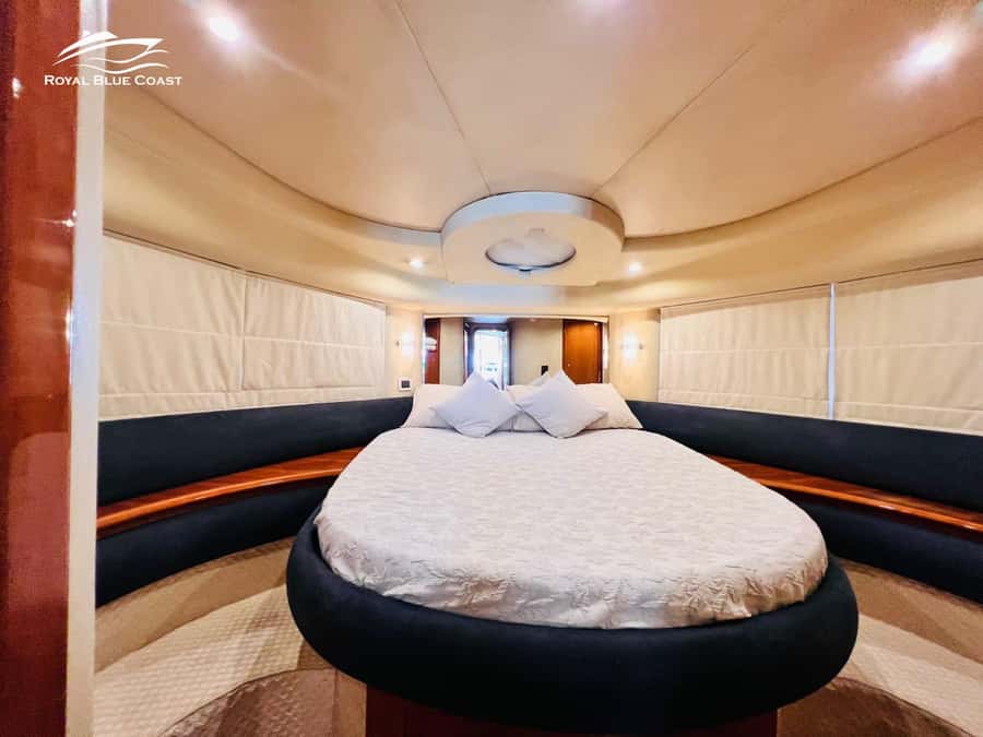 Dubai: Azimut 42 Feet Private Luxury Yacht Cruise - The Crew Makes a Difference