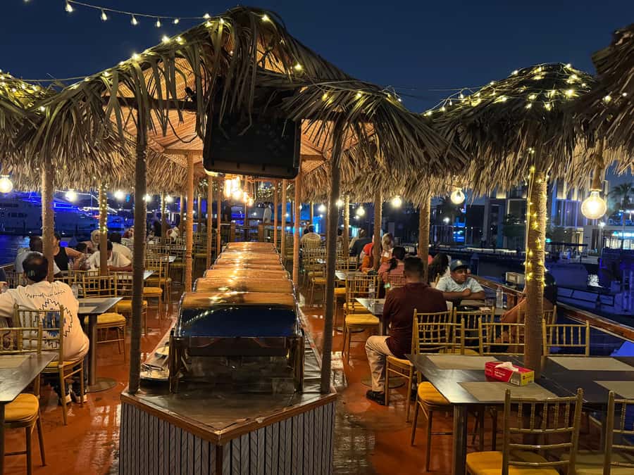 Dubai Dhow Cruise Creek,Marina Shows,Buffet & Drinks options - Upper deck or lower deck: make the right call