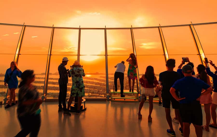 Dubai: Dinner at The View the Palm Observatory - Key points to know before booking