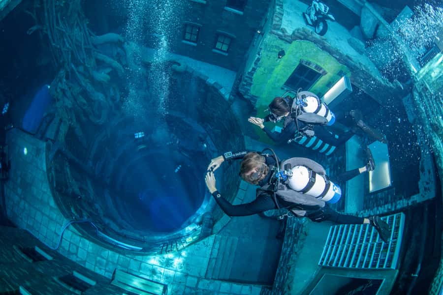 Dubai: Discover Scuba Dive for Beginners at Deep Dive - Why this indoor pool makes a good first scuba lesson