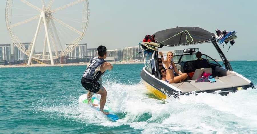 Dubai: Dubai Marina Wakesurfing or Wakeboarding Experience - Choosing between wakeboarding and wakesurfing