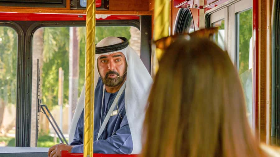 Dubai: Emirati Cultural Experience with Emirati Meal - Meeting the guide at the cultural center