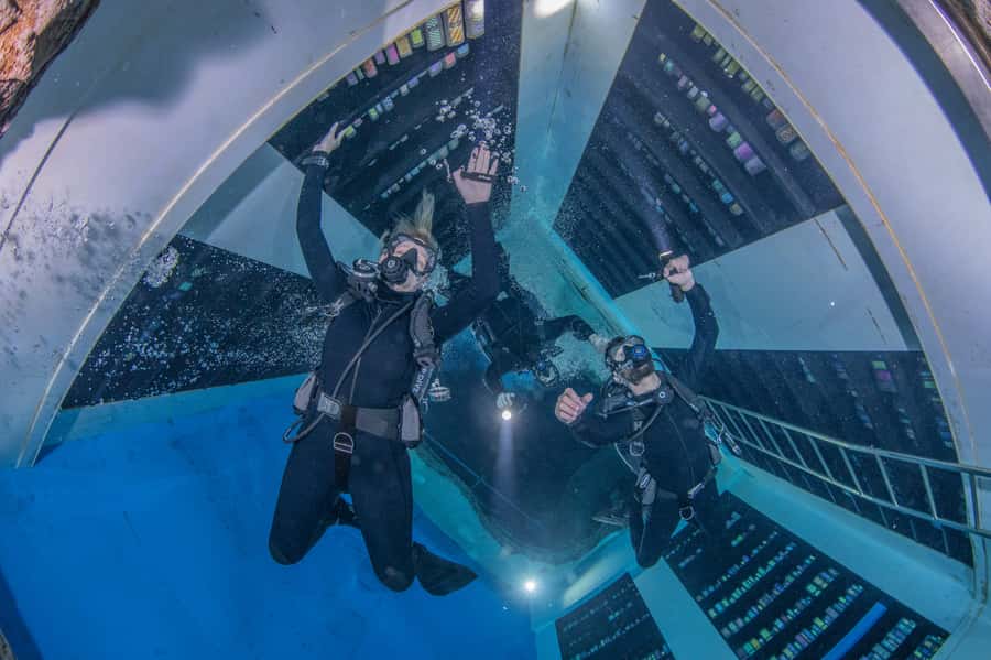 Dubai: Guided Scuba Dive for Certified divers at Deep Dive - Getting ready with a professional guide