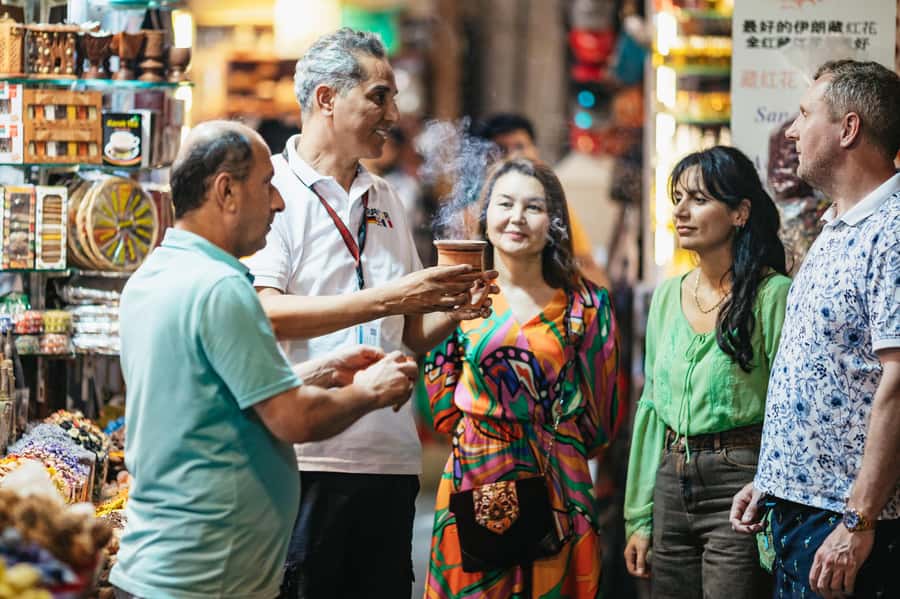 Dubai: Half-Day Street Food Tour - Eating the traditional Dubai dish by hand