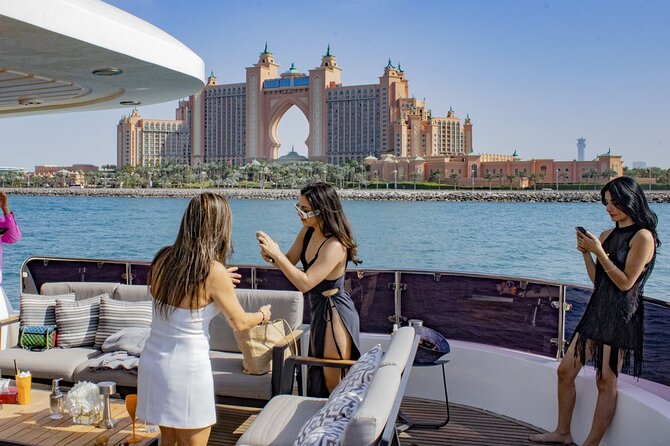 Dubai Harbour Super Yacht Experience with gourmet & Drinks - Choosing the right sailing time