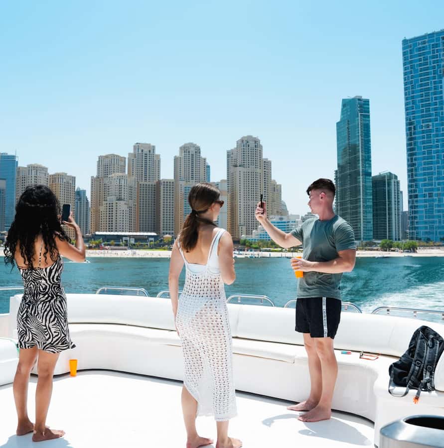 Dubai: Instagrammable Yacht Tour with Drinks & Ain/JBR Views - Drinks, commentary, and the photo service