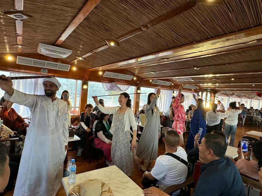 Dubai: Luxury Dinner Cruise with Live Music - Buffet dinner and included drinks