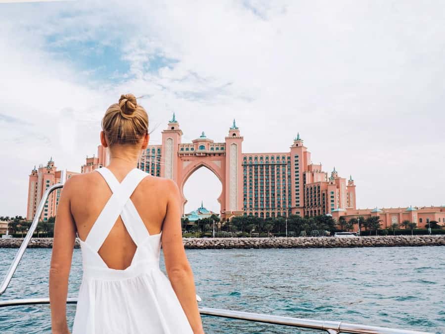 Dubai: Luxury Sunset Yacht Tour with Snacks and Drinks - Atlantis and Palm Jumeirah: the first big photo stop