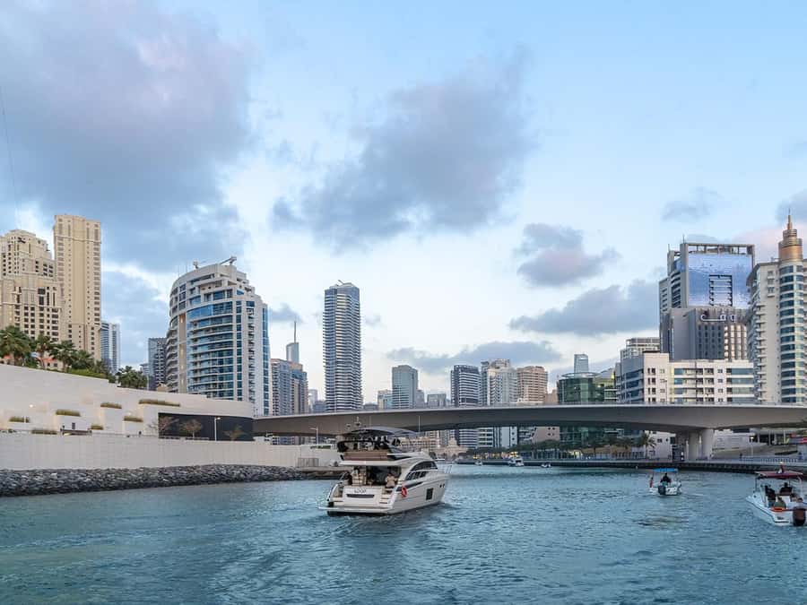 Dubai: Luxury Sunset Yacht Tour with Snacks and Drinks - Bluewaters Island and Ain Dubai from the water
