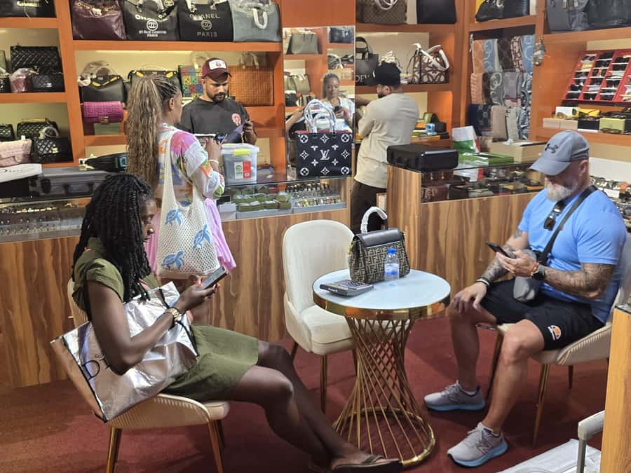 Dubai: Magic & Secret new Shopping Tour - The $5 clothing and accessory stop