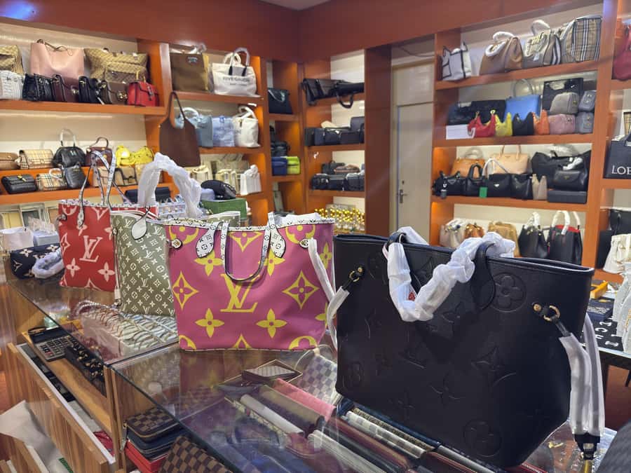 Dubai: Magic & Secret new Shopping Tour - Private apartment showrooms and designer-inspired goods