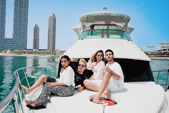 Dubai Marina 1hr Yacht tour with Drinks - What the $25 price really includes
