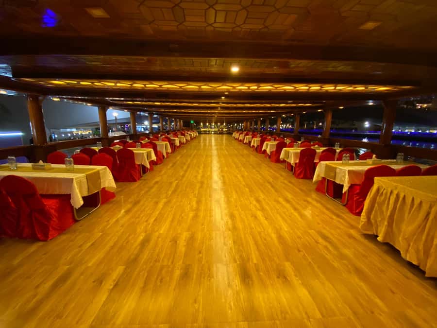 Dubai Marina: Dinner Cruise in a Traditional Boat - Choosing between the main saloon and top deck
