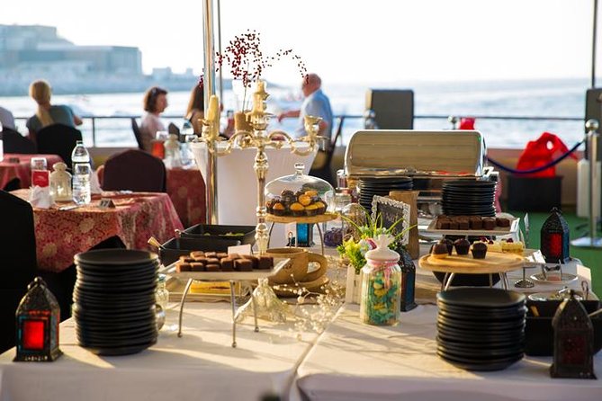 Dubai Marina Dinner Cruise with Live Music & Open Bar - Choosing between the upper and lower decks