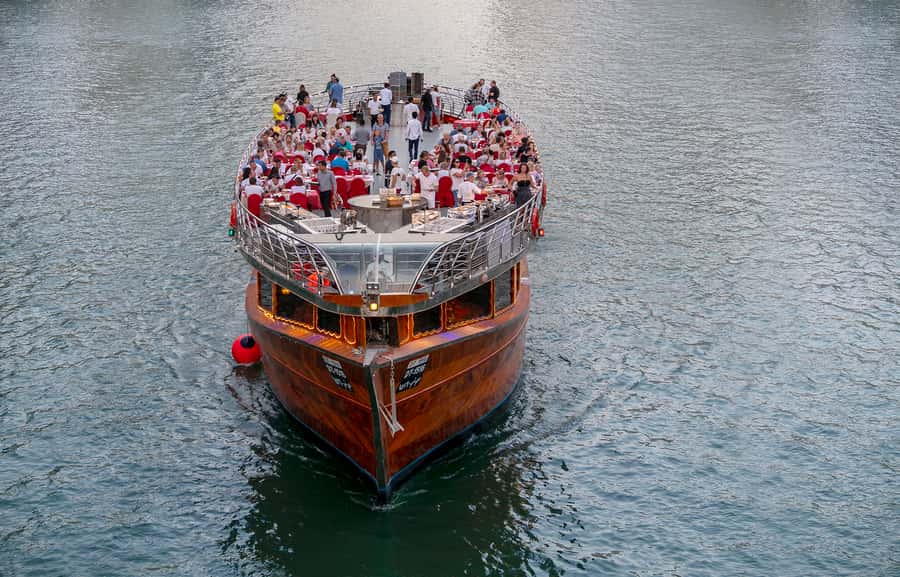 Dubai: Marina Luxury Dhow Dinner Cruise - The buffet: broad choice, uneven expectations