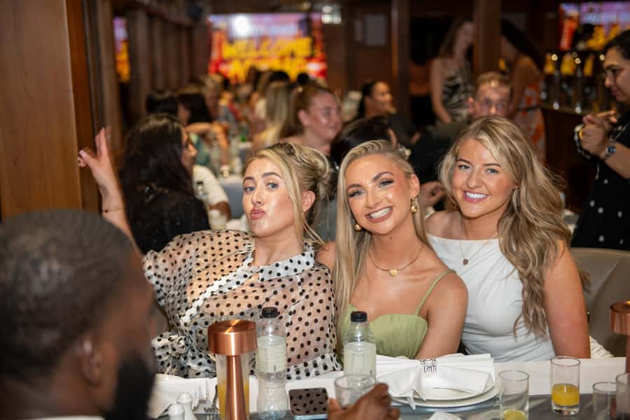 Dubai Marina: Luxury Dinner Cruise, Live Show, Open Bar & DJ - Key points to know before booking