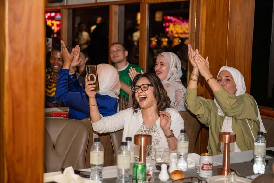 Dubai Marina: Luxury Dinner Cruise, Live Show, Open Bar & DJ - Dinner from the Copthorne Hotel