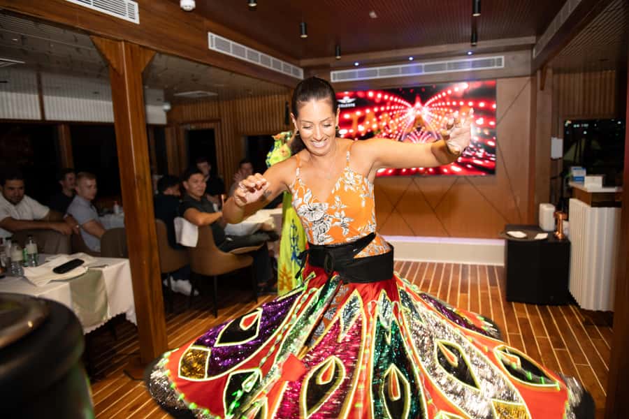 Dubai Marina: Luxury Dinner Cruise, Live Show, Open Bar & DJ - Live music, Tanura dance, and a DJ