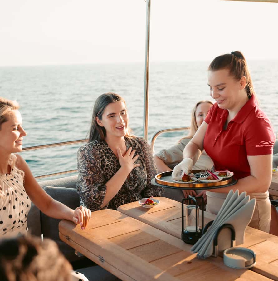 Dubai Marina: Luxury Yacht Tour with Breakfast or BBQ Option - Palm Jumeirah and Burj Al Arab