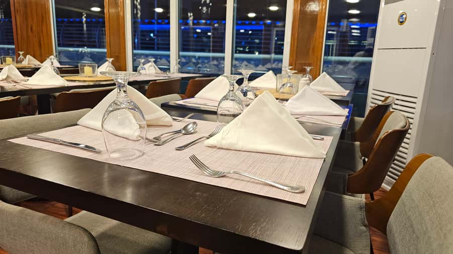 Dubai: Marina Premium Dinner Cruise with Unlimited Drinks - Ain Dubai and Palm Jumeirah from the water