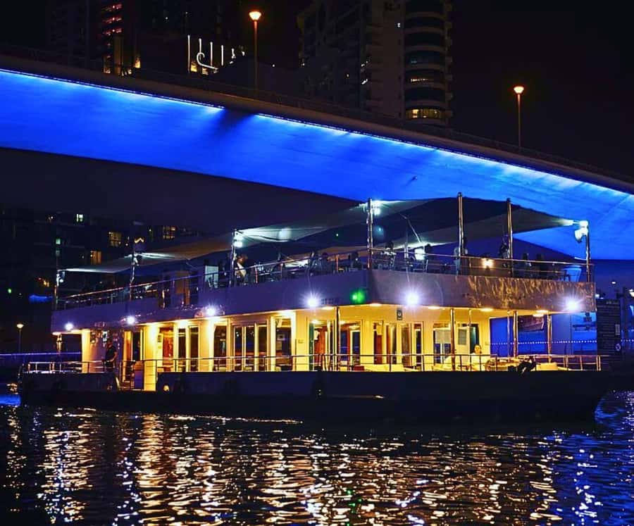 Dubai: Marina Premium Dinner Cruise with Unlimited Drinks - Music and live entertainment change the mood