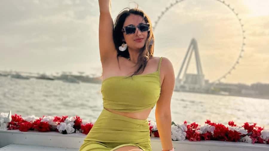 Dubai Marina: Private Boat Tour with Flower - Music, photos, and the crew