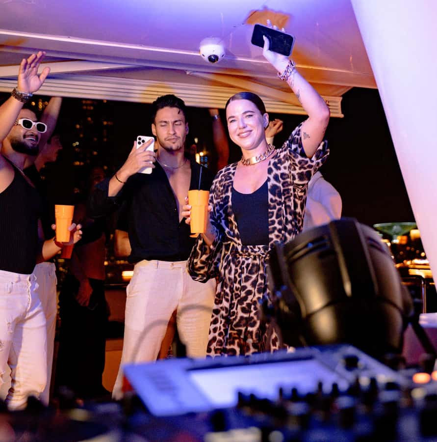 Dubai: Marina Yacht Party with BBQ, Unlimited Drinks and DJ - Unlimited drinks and a bar built for the party