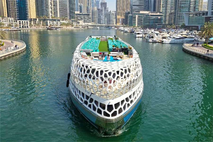 Dubai: Mega Yacht Dinner Cruise with Buffet - Choosing standard or VIP tickets