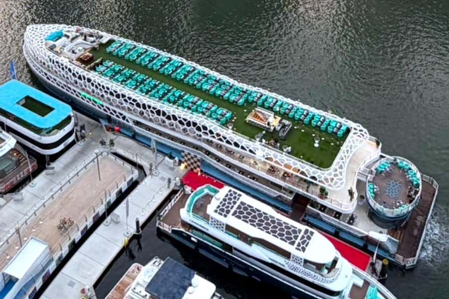 Dubai: Mega Yacht Dinner Cruise with Buffet - Shows, music, and the party atmosphere