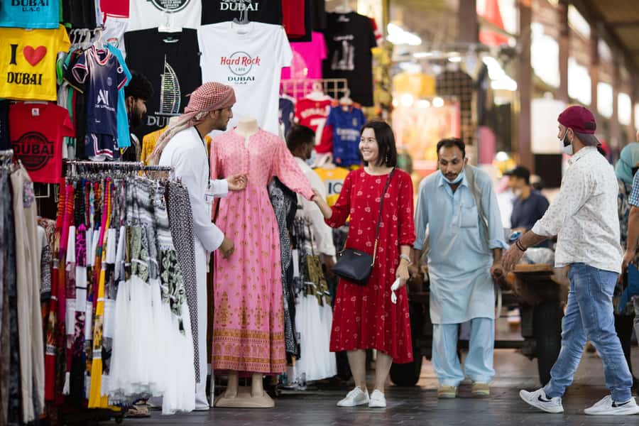 Dubai: Old Town, Creek, Museums, Souks, & Street Food Tour - Street food and drinks at Al Souq Al Kabeer