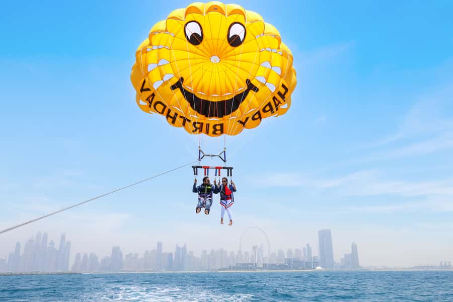Dubai: Parasailing with Happy birthday Parachute JBR & Palm - Why the crew matters on a first flight