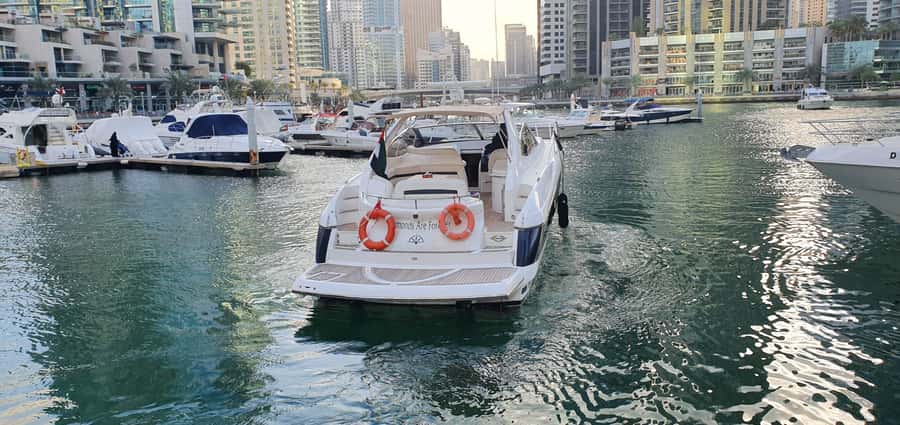 Dubai: Private Boat Cruise from Dubai Marina up to 12 people - Jumeirah Beach Residence and Bluewaters Island