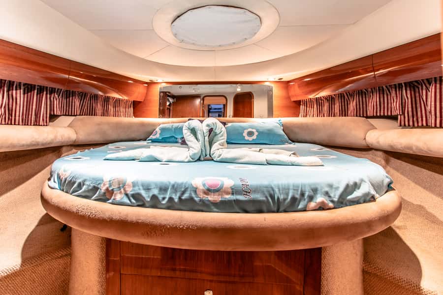 Dubai: Private Luxury Everest Yacht Cruise from Dubai Marina - Sunset and evening cruises compared with daytime