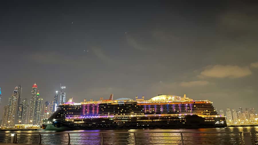 Dubai: Private Luxury Night Boat Tour - What the 80-minute route gives you