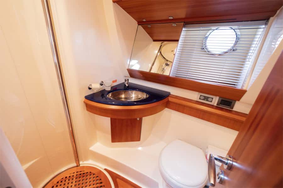 Dubai: Private Luxury Yacht Cruise for up to 20 People - What the private format changes