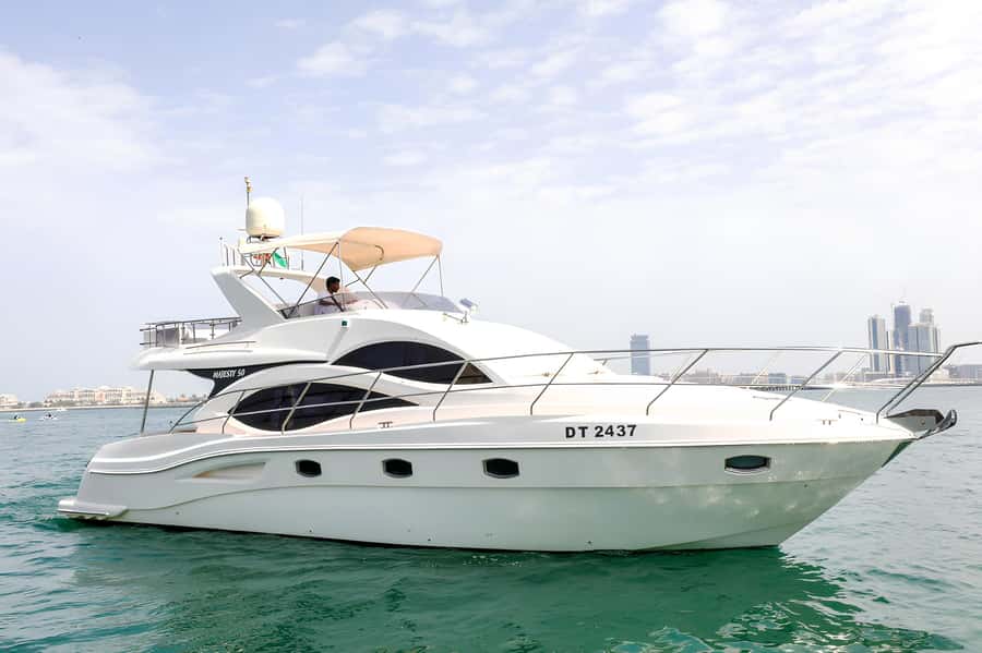 Dubai: Private Yacht Tour Experience with Soft Drinks - Dubai Marina Canal and the first views