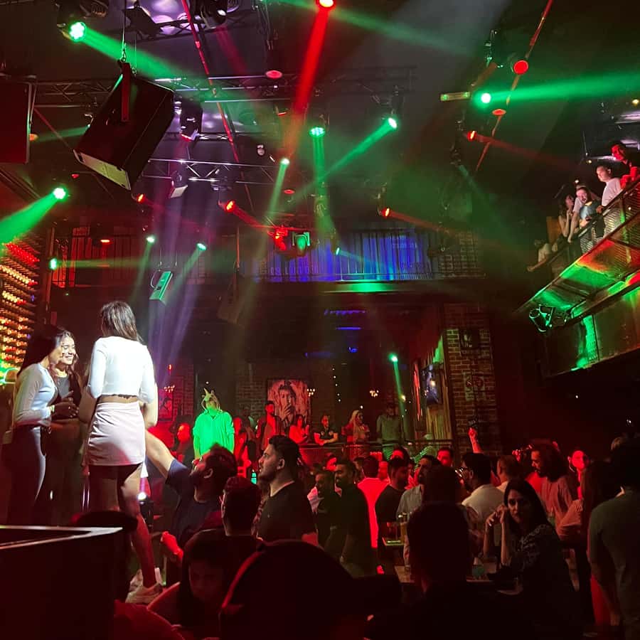 Dubai: Pub Crawl Nightlife Tour - Stop two: keeping the group together
