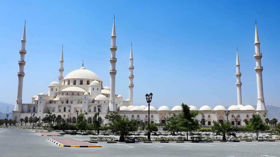 Dubai: Sheikh Zayed Mosque, Fujairah and Khorfakkan Tour - Clothing, access, and small practical details