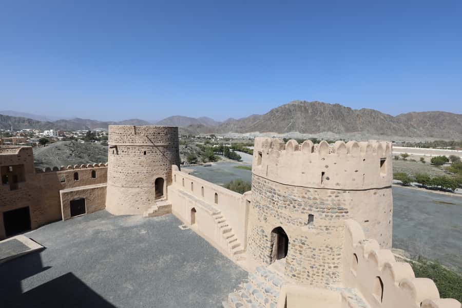 Dubai: Sheikh Zayed Mosque, Fujairah and Khorfakkan Tour - Beginning with Fujairah’s Sheikh Zayed Mosque