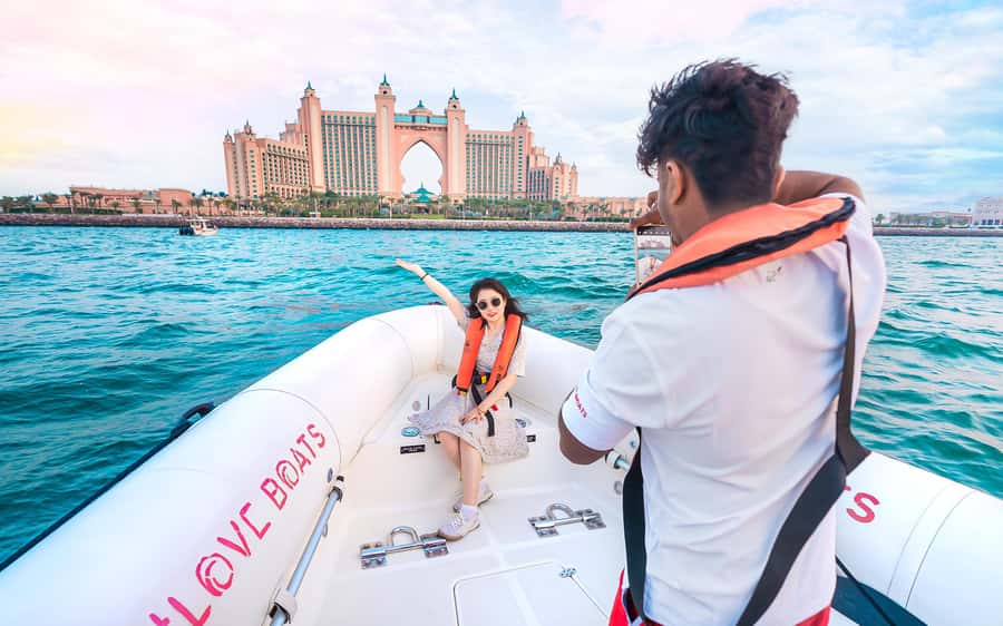 Dubai: Sightseeing Speedboat Tour with Live Tour Guide - Guides, photos, music, and bottled water