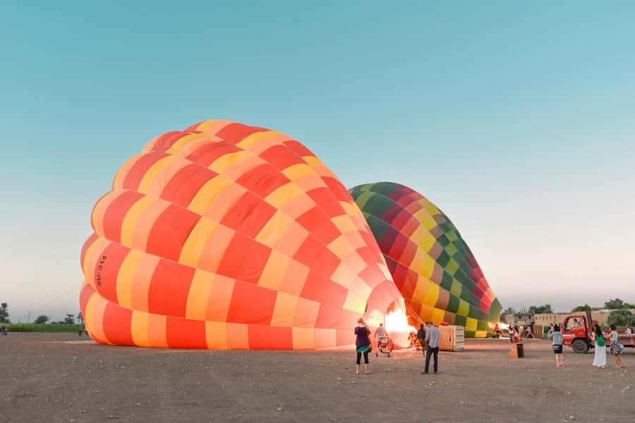 Dubai: Sunrise Hot Air Balloon Tour with E-Certificate - Before sunrise, the desert begins quietly