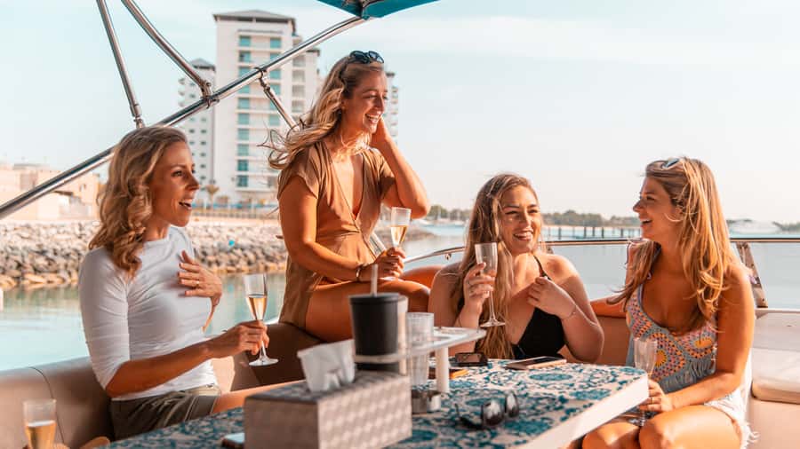 Dubai: Sunset & Night Cruise with Bites and Drinks - Why this Dubai cruise works so well at sunset