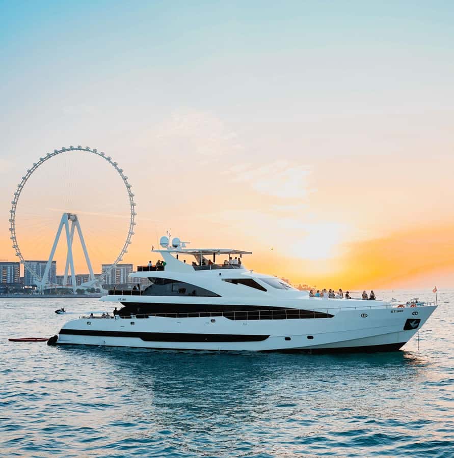 Dubai: Superyacht Experience with Live Music & Drinks - Swimming time and sunbeds